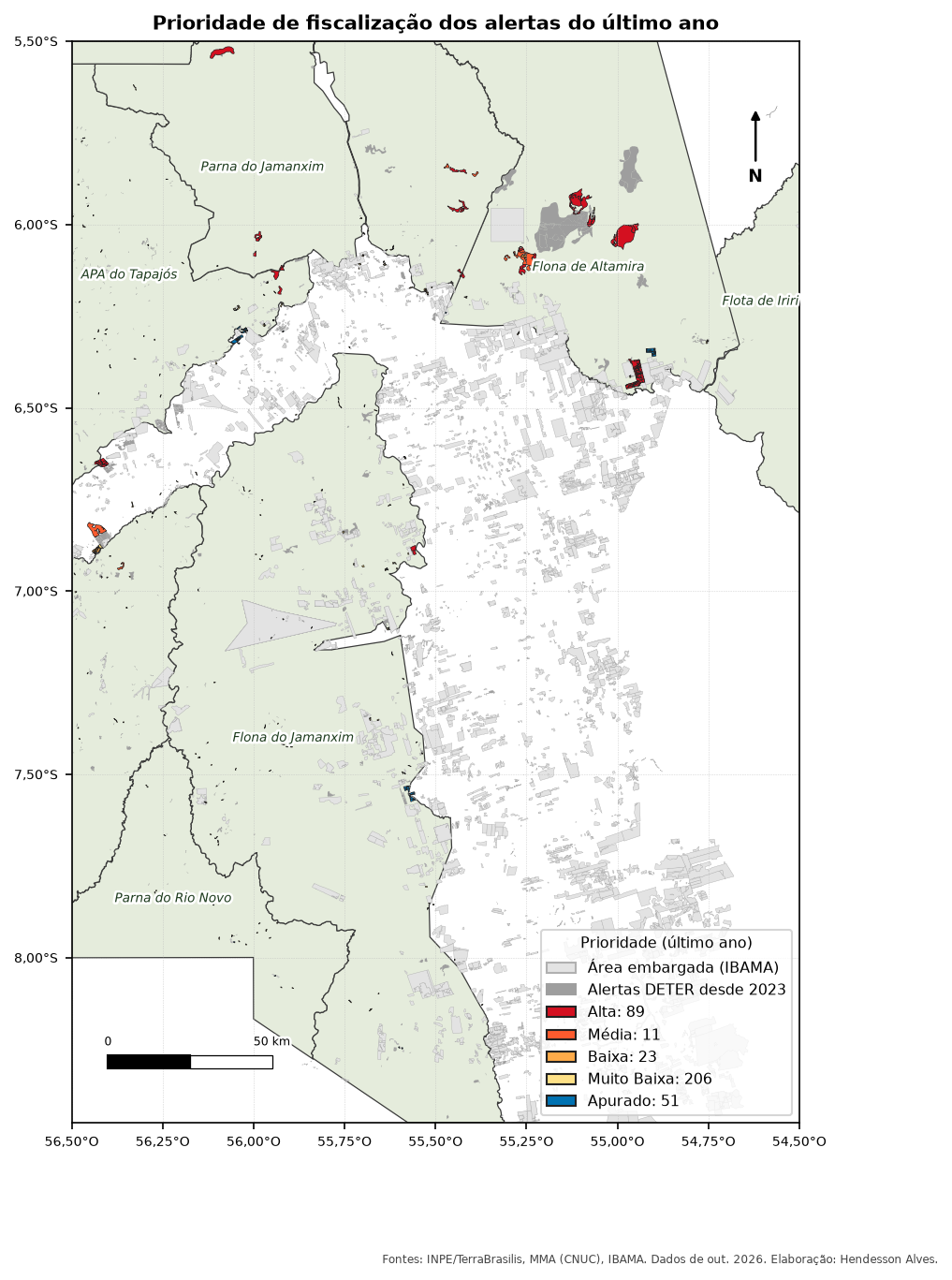 Mapa da região de exemplo com Unidades de Conservação em verde claro, embargos em cinza e alertas do último ano coloridos do amarelo-claro (prioridade muito baixa) ao vermelho-escuro (alta), além dos já embargados em azul.